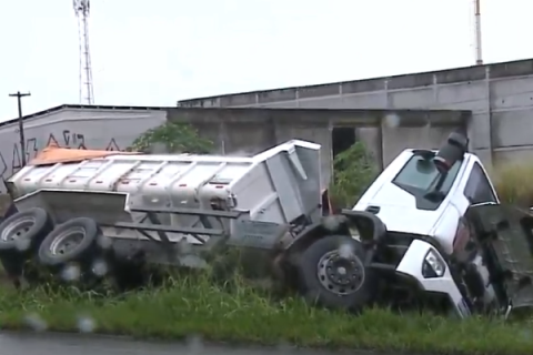 Caminhão tomba em trecho da BR-230, na Grande João Pessoa