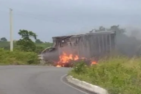 Após colisão entre carro e caminhão, motorista morre no Sertão da Paraíba