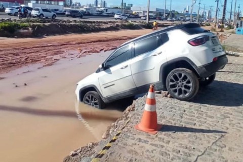 Carro fica preso ao cair em buraco de obra da BR-230, em Cabedelo