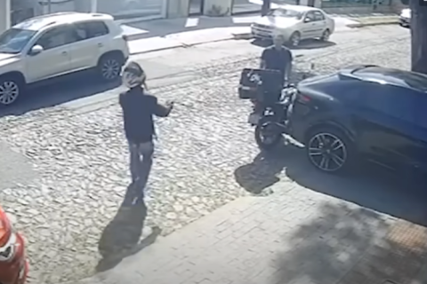 Dono de Porsche derruba moto e agride entregador: 'Você é lixo'; veja vídeo