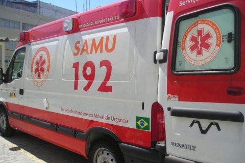 Motorista é socorrido após carreta cair dentro de açude próximo a Pombal