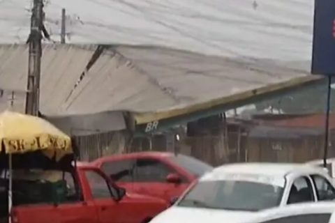 Teto de posto de gasolina desaba no bairro de Oitizeiro - VEJA O VÍDEO