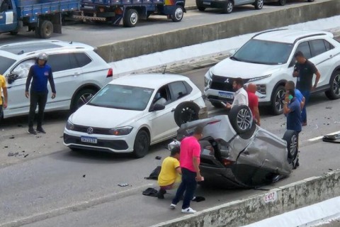 Carro capota em viaduto em Cabedelo e vítima fica presa entre as ferragens