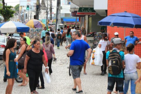 Shoppings e comércio funcionam, mas bancos e repartições públicas fecham; confira o o que abre e o que fecha hoje