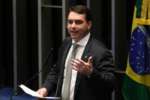 Flávio Bolsonaro assegura que ‘PEC das Praias’ não vai privatizar orlas